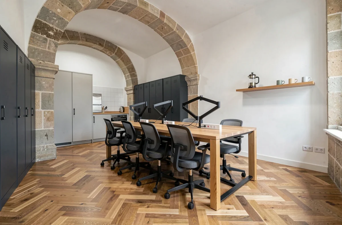 Intérieur vide d'un espace de coworking dans un bâtiment historique rénové à Angoulême avec mobilier ergonomique moderne
